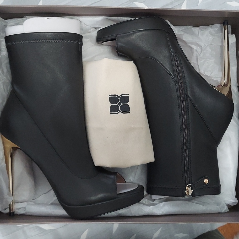 BCBG black gently used heels - Picture 4 of 4